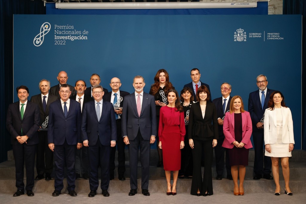 Prof. Antonio M. Echavarren (third row, first on the left) in the picture with all the awardes, with the Kings of Spain and Minister of science and Innovation